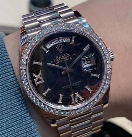 不小心把劳力士手表的表蒙打碎了怎么维修?
